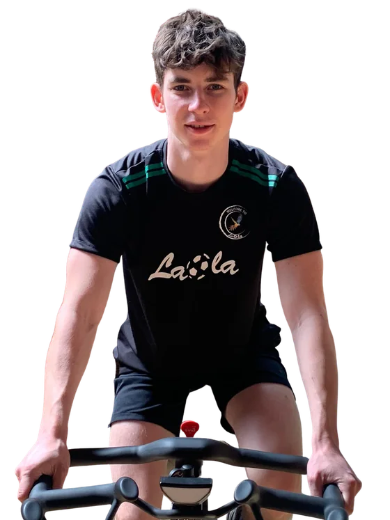 Daniel Wollenberg im LaOla-Shirt auf einem Indoor-Cycling-Rad